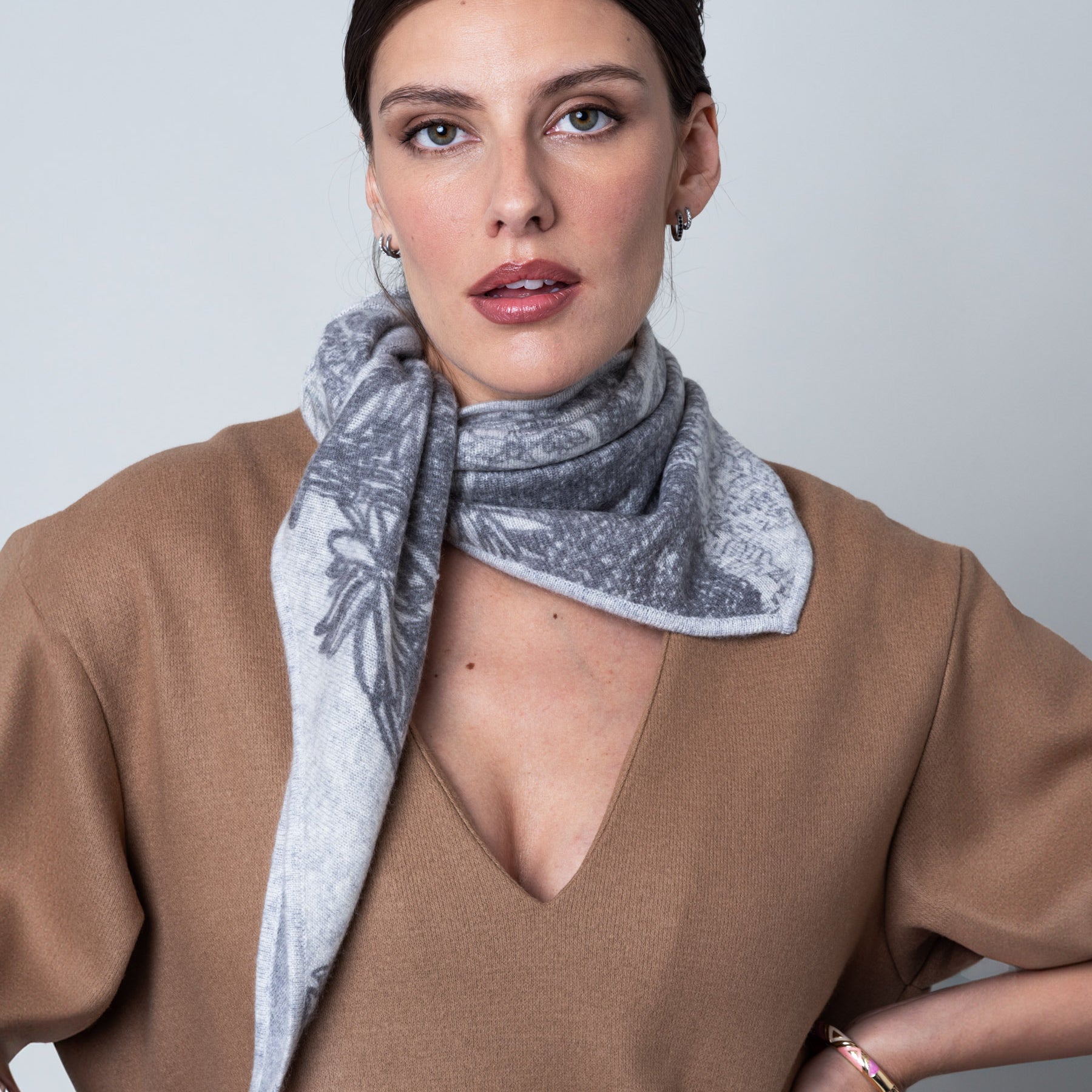 MAYA TRIGONE CACHEMIRE GRIS