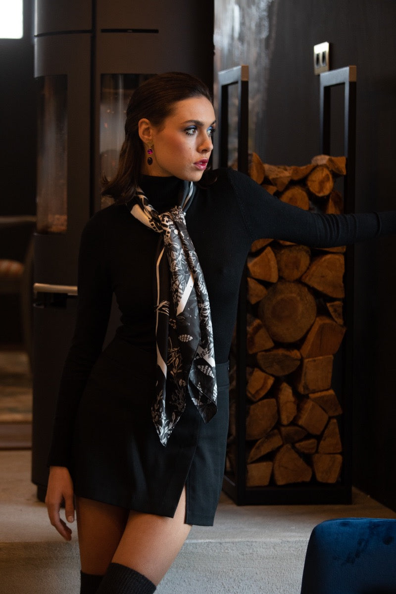 Petrusse Carre Soie 105 - Fantasy Noir