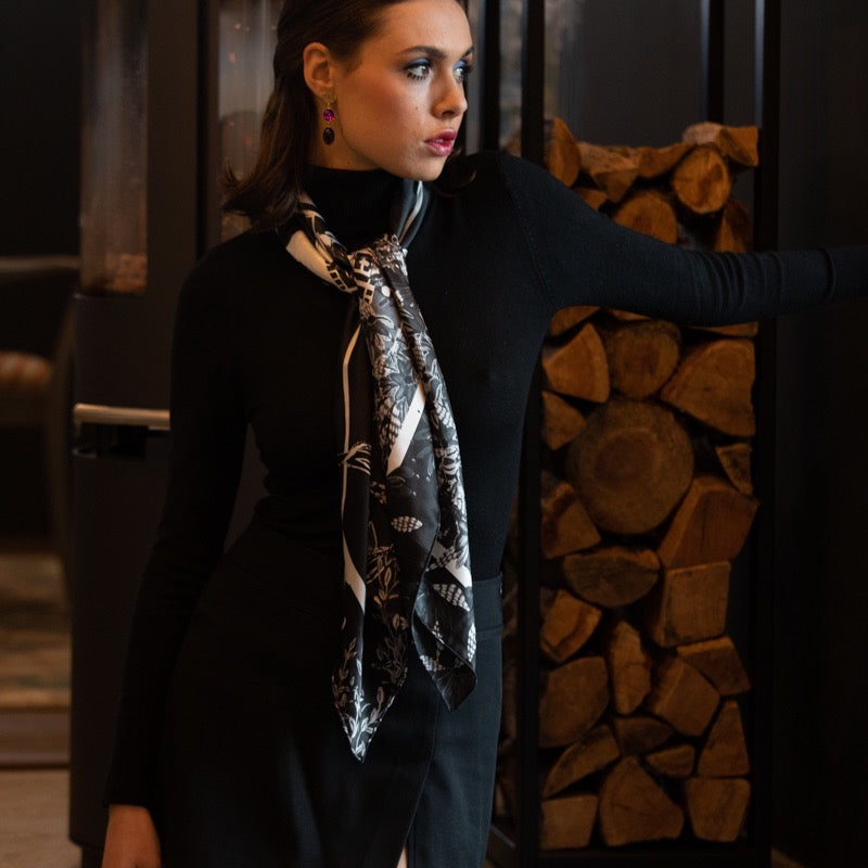 Petrusse Carre Soie 105 - Fantasy Noir