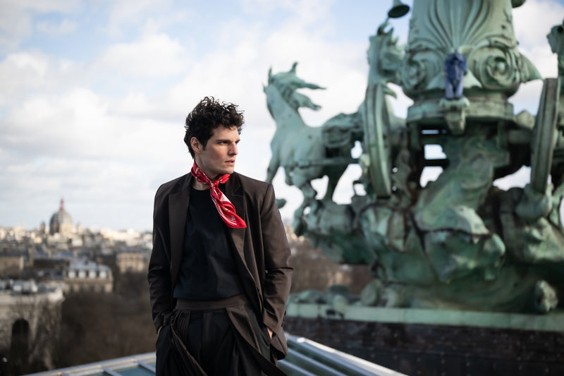 SOUS LE CIEL DE PARIS 65 ROUGE BANDANA