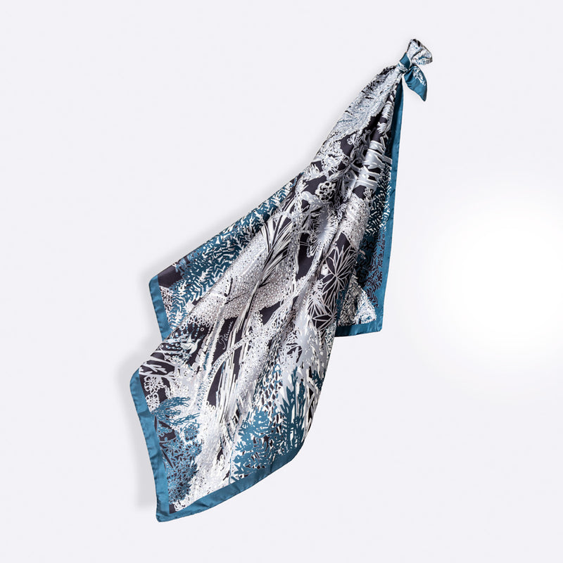 Carré en Soie 90x90 PETRUSSE EVE BLEU TAUPE| Foulard en Toile de Jouy 