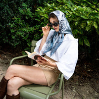 Carré en Soie 90x90 PETRUSSE EVE BLEU TAUPE| Foulard en Toile de Jouy 