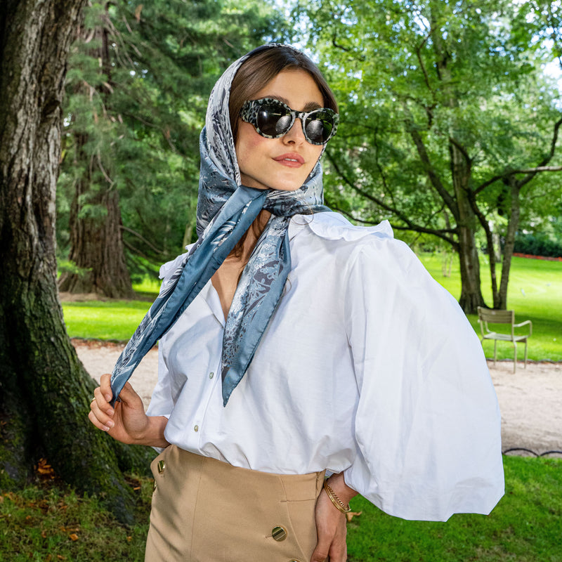 Carré en Soie 90x90 PETRUSSE EVE BLEU TAUPE| Foulard en Toile de Jouy 