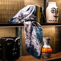 Carré en Soie 90x90 PETRUSSE EVE BLEU TAUPE| Foulard en Toile de Jouy 
