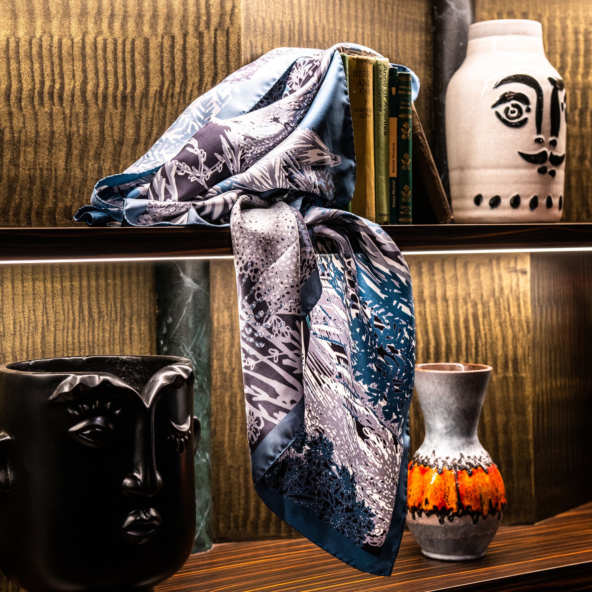 Carré en Soie 90x90 PETRUSSE EVE BLEU TAUPE| Foulard en Toile de Jouy 