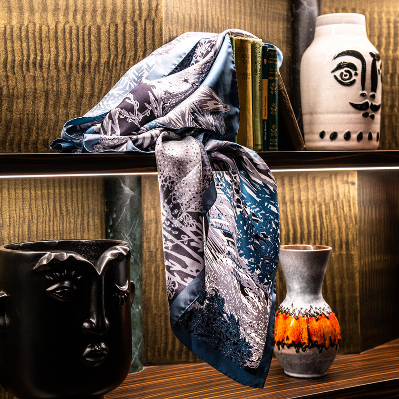 Carré en Soie 90x90 PETRUSSE EVE BLEU TAUPE| Foulard en Toile de Jouy 