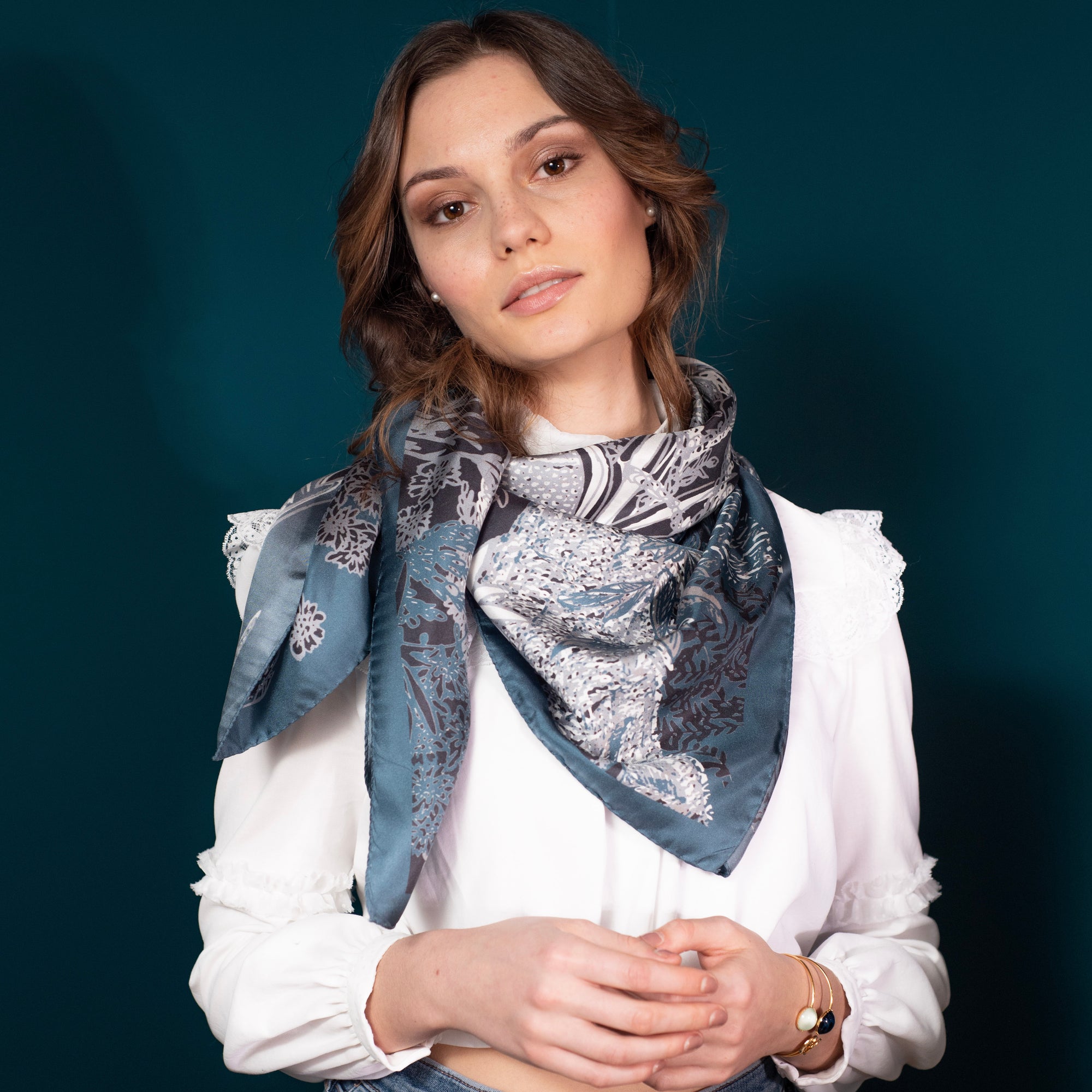 Carré en Soie 90x90 PETRUSSE EVE BLEU TAUPE| Foulard en Toile de Jouy 